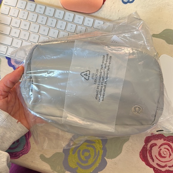 Silver drop belt bag lululemon NWT - Picture 2 of 3